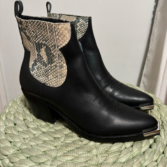 Dolce Vita Abie Black Leather Tan Snakeskin Snip Toe Western Chelsea Boots NWT - Picture 1 of 7